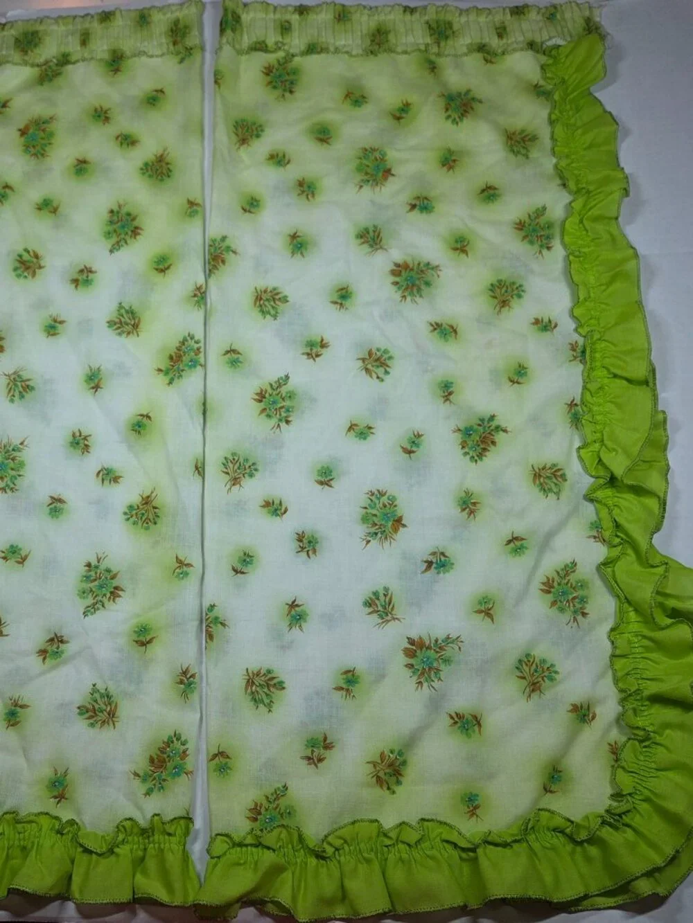 Vintage Ruffled Floral 2 Curtain Panels Green/White 32 x 35 in Rod Pocket